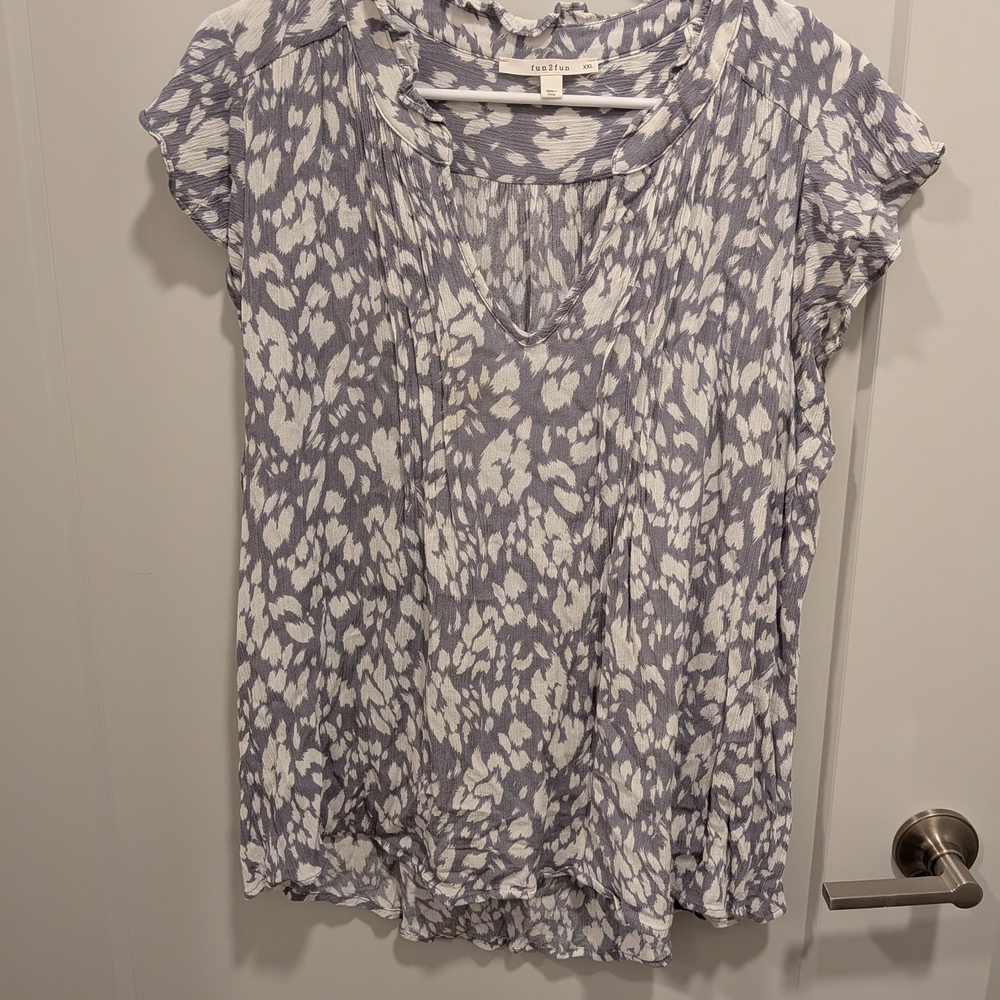 Fun 2 Fun Gray and White Abstract Blouse